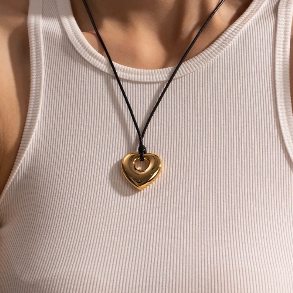 NWT Heart Pendant Necklace
